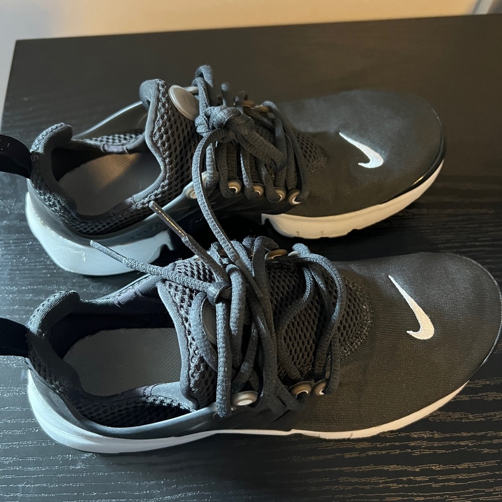 Dark grey Nike air presto